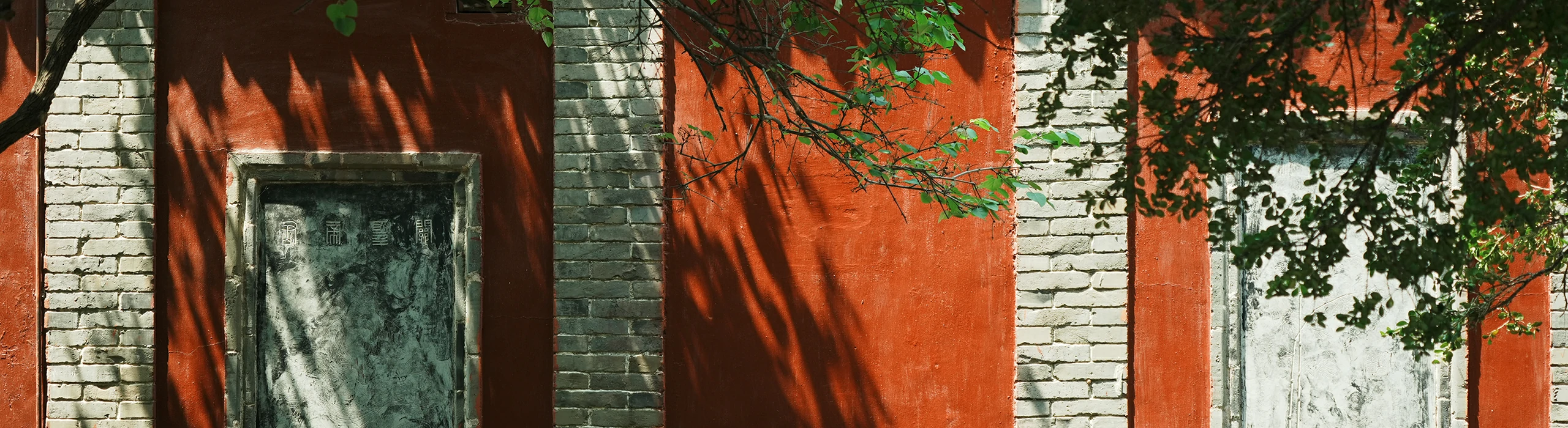 Red temple wall and tree for Yiling Taiyishan cultural service background